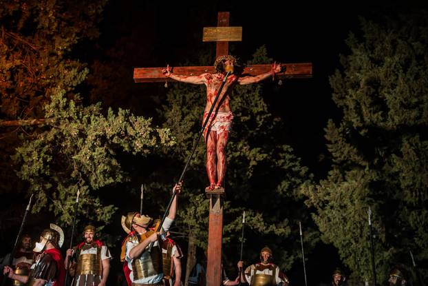 U Imotskom na Cvjetnicu uprizorena „Imotska Muka“, scenski prikaz Muke Gospodina našega Isusa Krista 