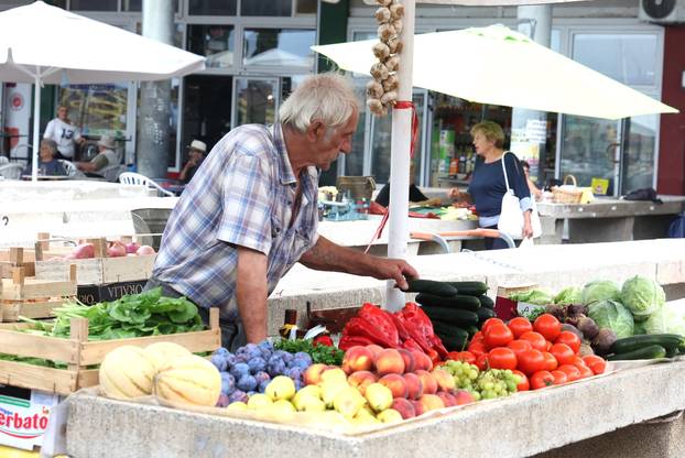 Šibenik: Ponuda vo?a i povr?a na šibenskoj tržnici