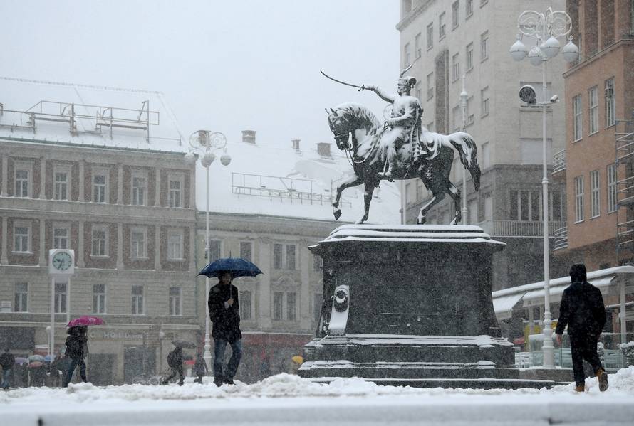 HGSS nepokretnom muškarcu kod Gračaca donio hranu i drva