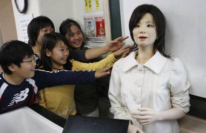 Zbog nedostatka učitelja u Japanu djeci predaje robot
