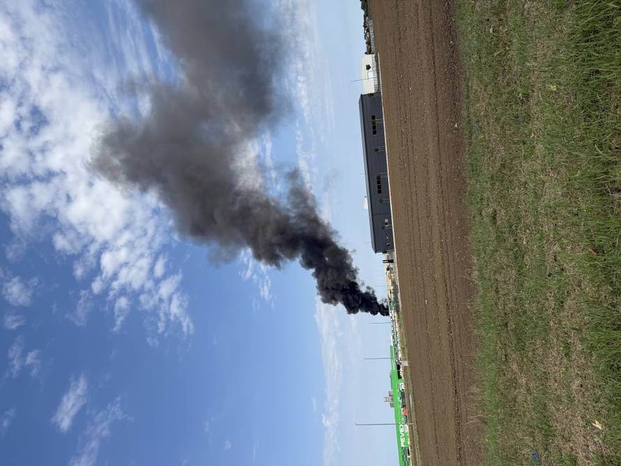 VIDEO Izbio požar u dvorištu virovitičke tvornice: 'Zapalila se plastika, smrad se širi gradom'