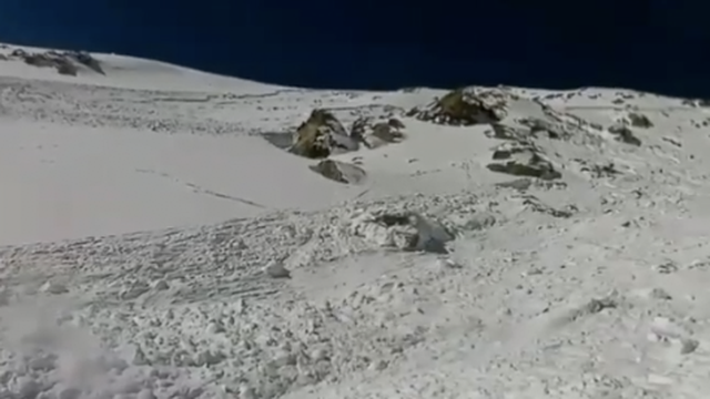 Izbjegao smrt: Snowboarder se spuštao niz planinu pa se za njim pokrenula snježna lavina