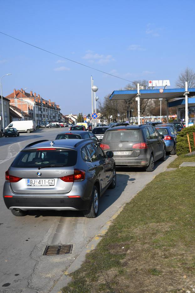 Bjelovar: Velike gužve na benzinskim postajama zbog najave poskupljenja goriva