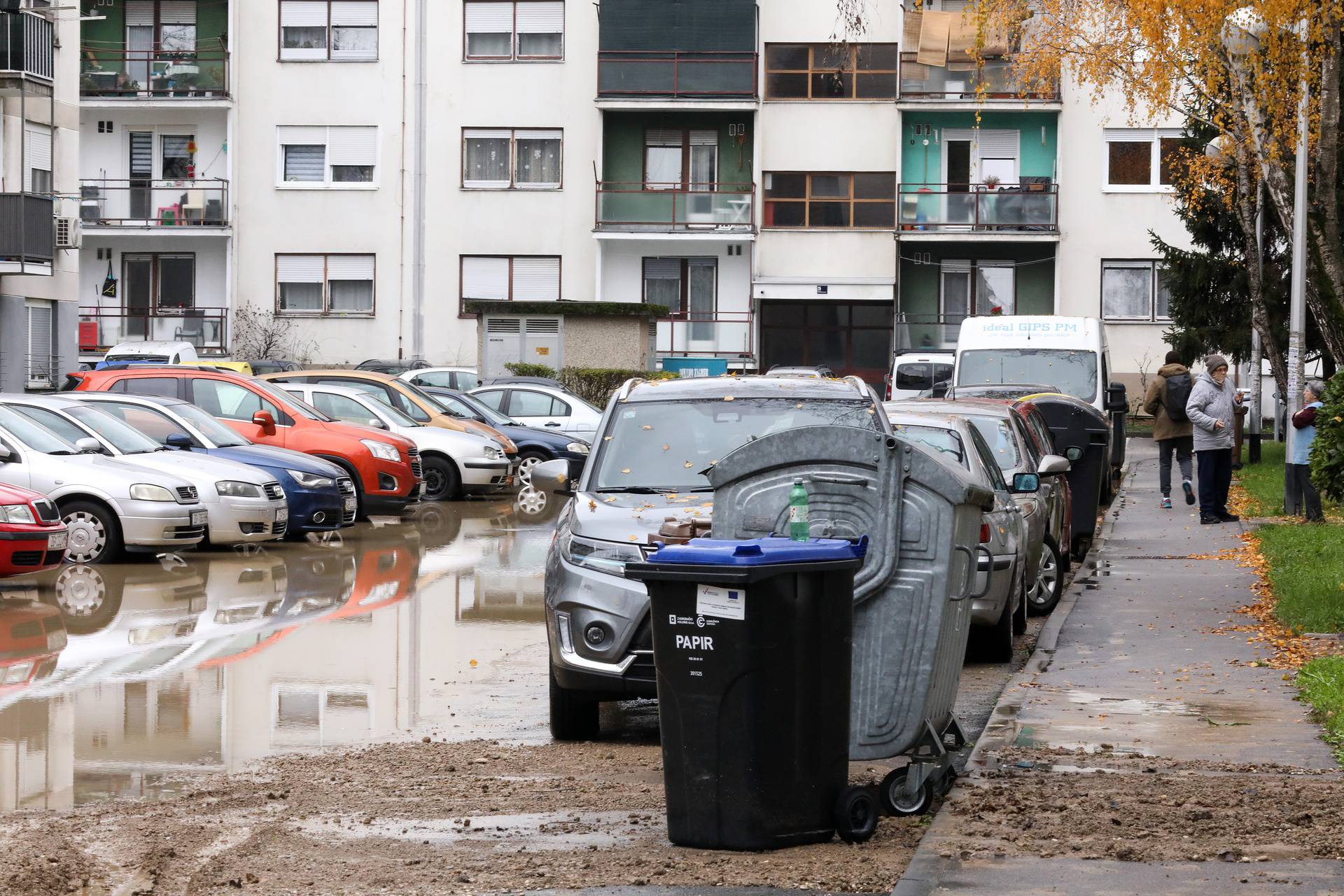 Stanovnike zagrebačkih Gajnica dočekala je poplava. Voda je potpuno prekrila dio Čileanske ulice