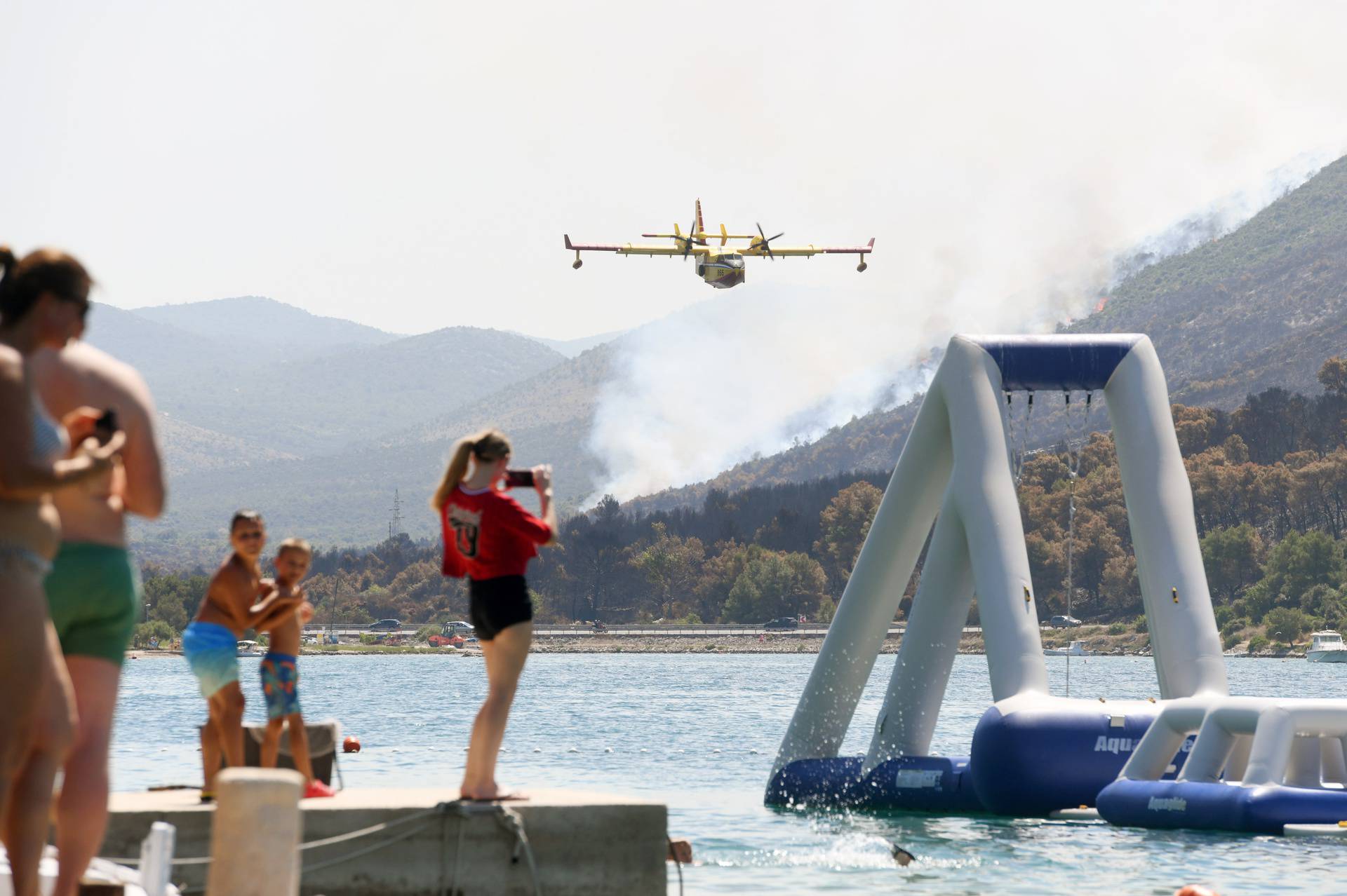 Piloti kanadera spretnim manevrima oduševljavali kupa?e u Grebaštici