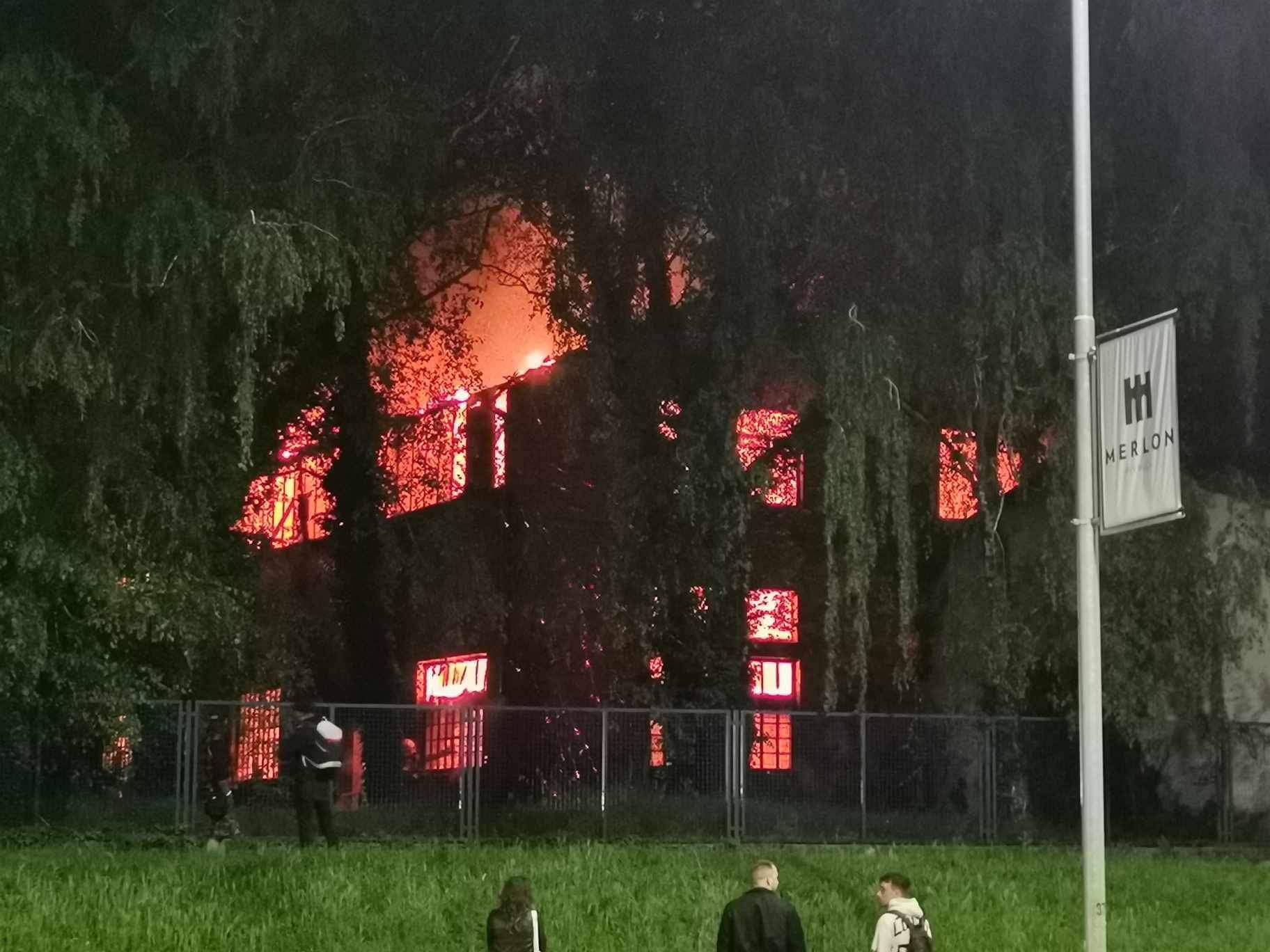 VIDEO Veliki požar u Osijeku! Izgorjela napuštena hala HŽ-a, unutra je bila i lokomotiva