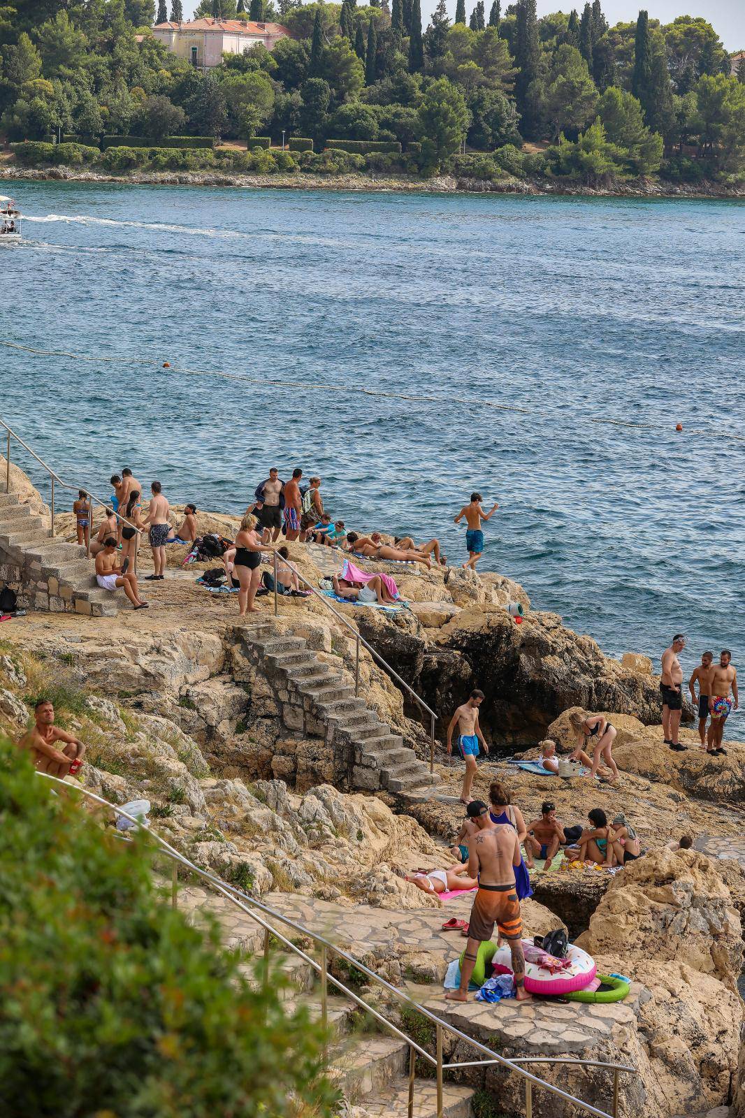Turisti uživaju u ljepotama i plažama Rovinja