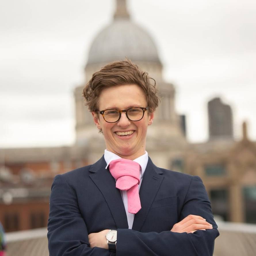 Poznati youtuber glumio člana kraljevske obitelji i varao po trgovinama. Stigla mu kazna