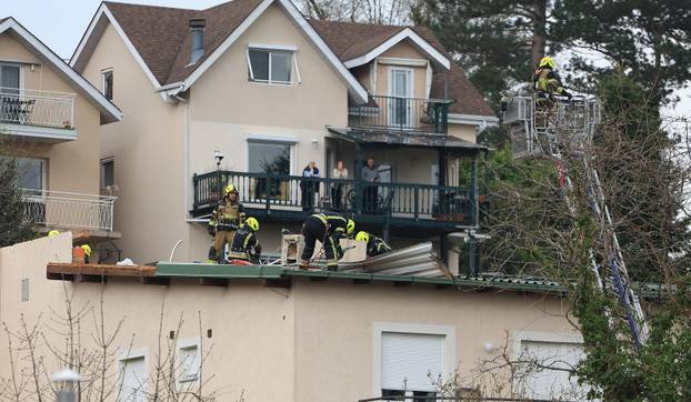 Zagreb: Vatrogasci saniraju &scaron;tetu nakon oluje na krovi&scaron;tu stambene zgrade