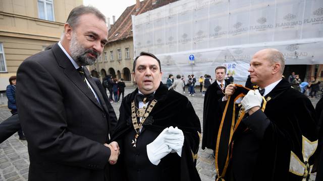 Zagreb: Postrojavanje više od 300 vitezova Reda sv. Jurja ispred crkve sv. Marka