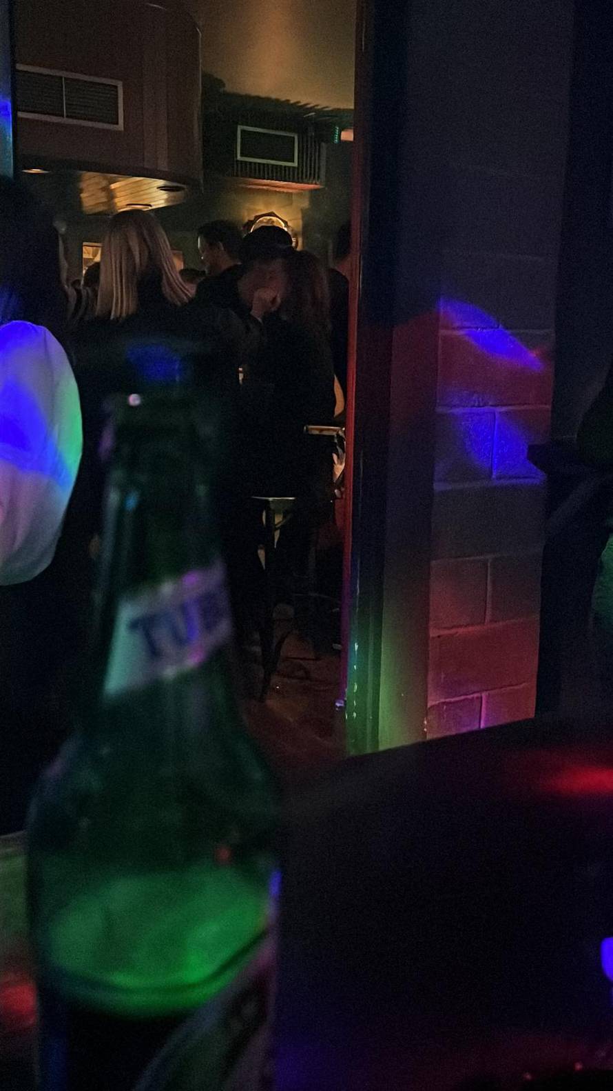 FOTO Nika Turković  strastveno ljubila Buč Kesidija u centru Zagreba: Šaputali su si na uho