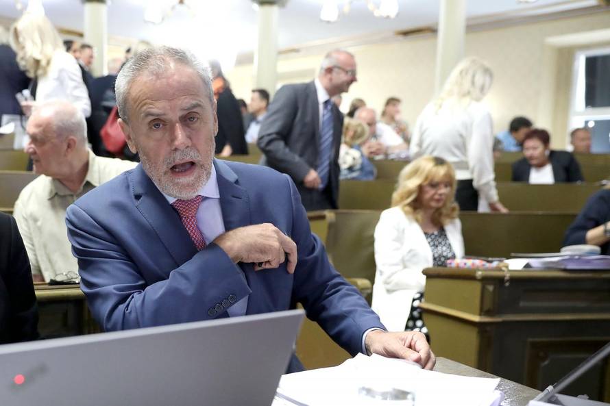 Glasali su: 26 vijećnika protiv zahtjeva oporbe, njih 17 je za