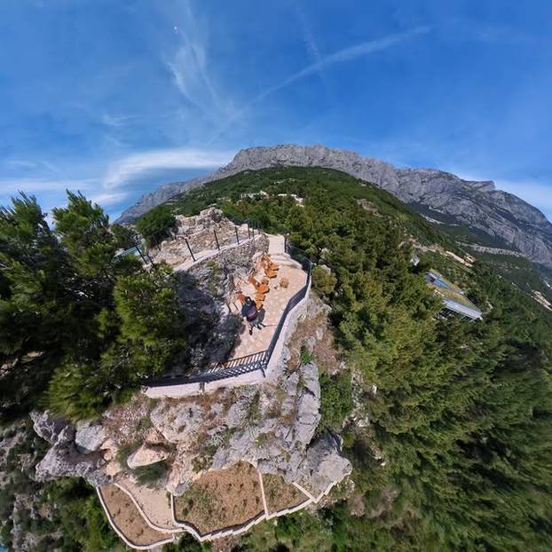 FOTO Vila u Makarskoj 'izranja' iz stijene, a pogled oduzima dah