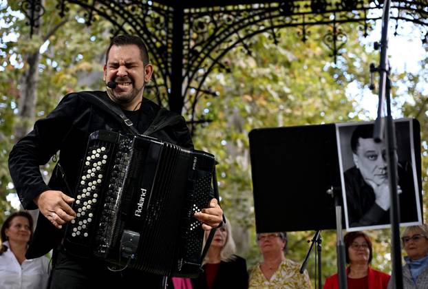 Zagreb: Brojni građani se okupili na Zrinjevcu u čast Halida Bešlića