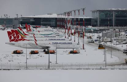 Zračna luka u Istanbulu očišćena od snijega, nastavljaju s radom