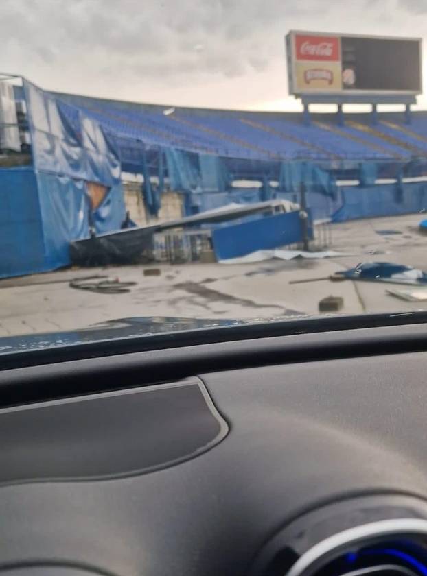 Galerija maksimirskog kaosa! Razbijeni prozori, prevrnuti WC, pokidani panoi, voda u tunelu...