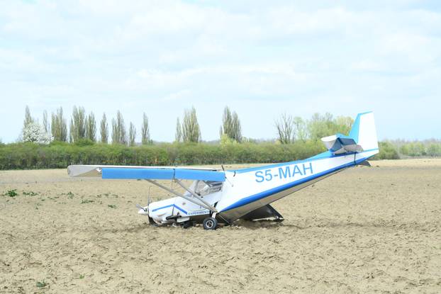 Srušio se mali avion kod Siska, pilot prošao bez ozljeda