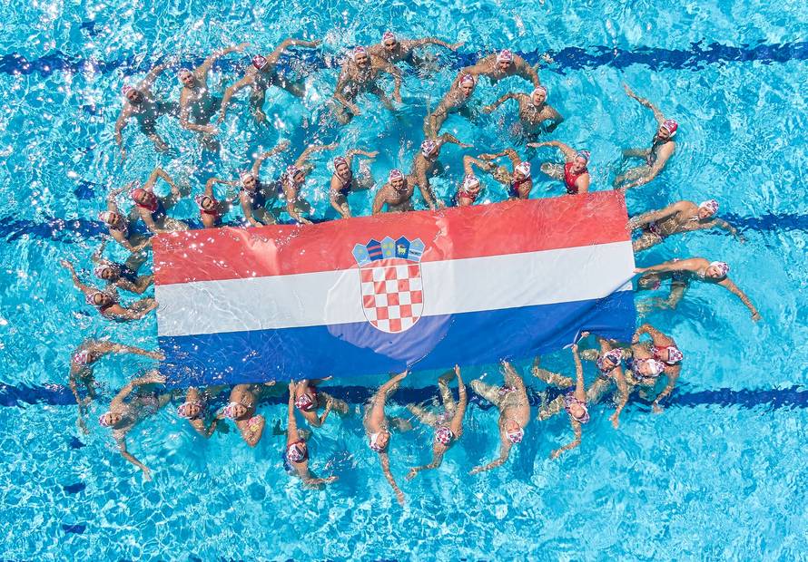 'Barakudice' ispisuju povijest: Idu u školu i na fakultet, rade u banci i sanjaju frizerski salon