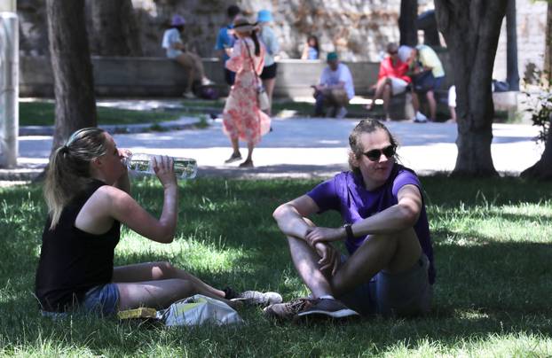 Split: Građani i turisti provode vrijeme u hladovini i traže osvježenje u fontanama