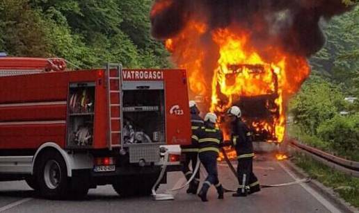 Buktinja kod Konjica: Potpuno je izgorio autobus iz Vukovara