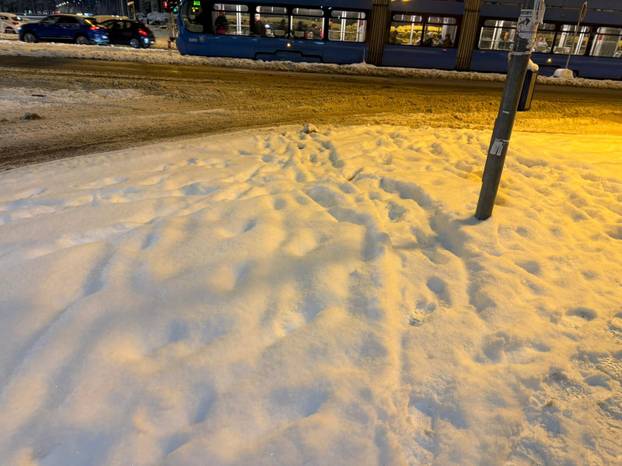 FOTO Zagreb zameten snijegom: 'Ponegdje na nogostupu i 15 cm snijega. Ljudi jedva prolaze!'