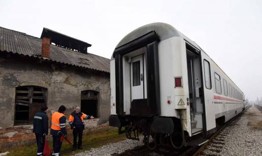 Vlak u Varaždinu iskočio iz tračnica, putnike vozili busevi