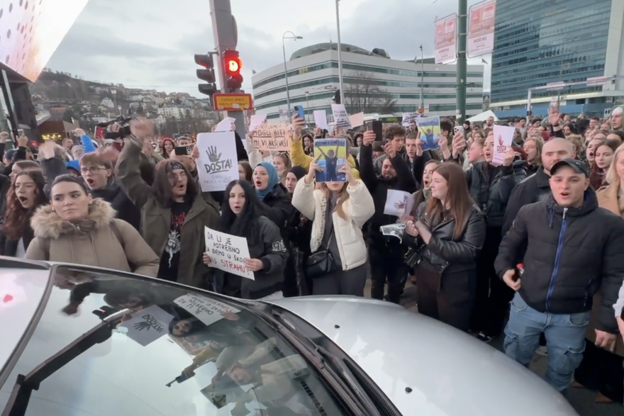 Sarajevo: Neki od prosvjednika sukobili se s voza&ccaron;ima koji ne mogu prolaziti cestom