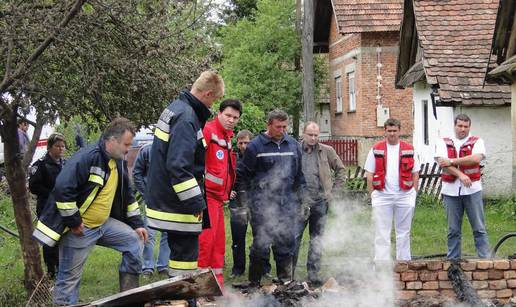 U požaru drvene kuće kod Sunje izgorjeli sin i majka