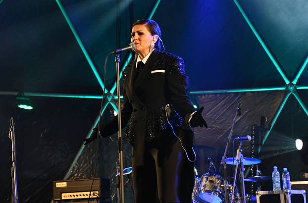 Slavonski Brod - Doček Nove godine na Korzu uz nastup Nine Badrić. 