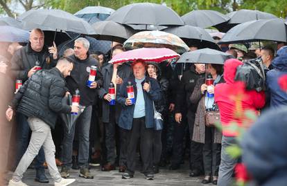 FOTO Kiša lije u Škabrnji, susreli se Milanović i Butković,  u Koloni sjećanja i bračni par Pevec...