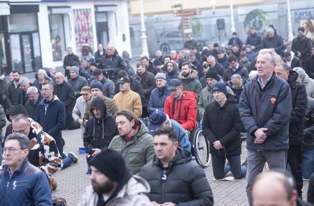 Zagreb: Muškarci na Trgu bana Josipa Jelačića mole krunicu