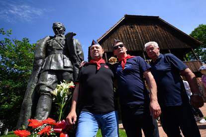 FOTO Veselo u Kumrovcu: Tisuće na obilježavanju rođendana Tita, stigao i Stjepan Mesić