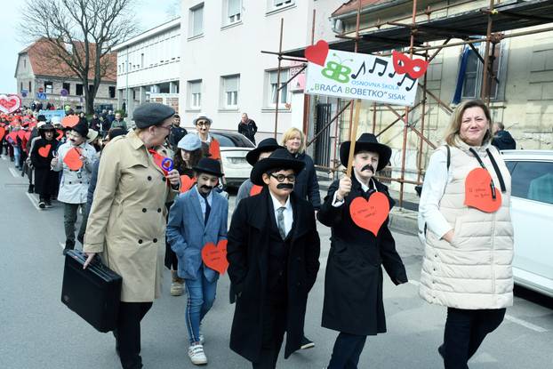 Sisak: Nekoliko stotina mališana iz dječjih vrtića i osnovnih škola sudjelovalo je na tradicionalnom Sisačkom fašniku