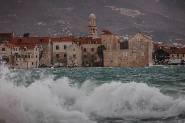 Olujno jugo zahvatilo Kaštela
