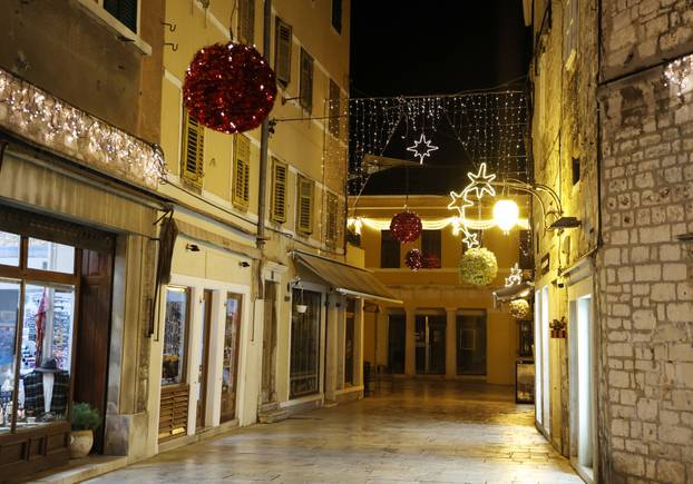Šibenik zablistao adventskom ukrasnom rasvijetom