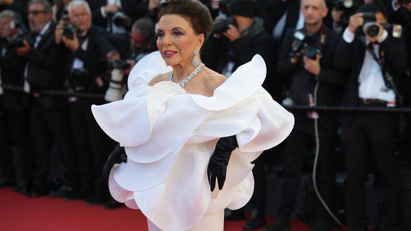 Joan Collins (92) u štiklama i bijeloj haljini je zasjenila sve!