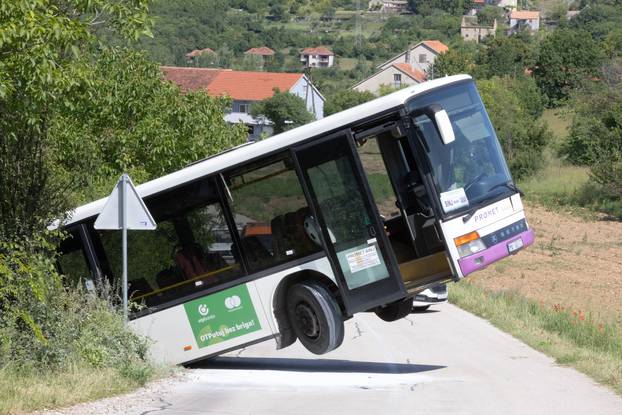 Sinj: Zapalio se autobus koji je prevozio učenike, a kada su izašli iz vozila sam se pokrenuo i sletio s ceste