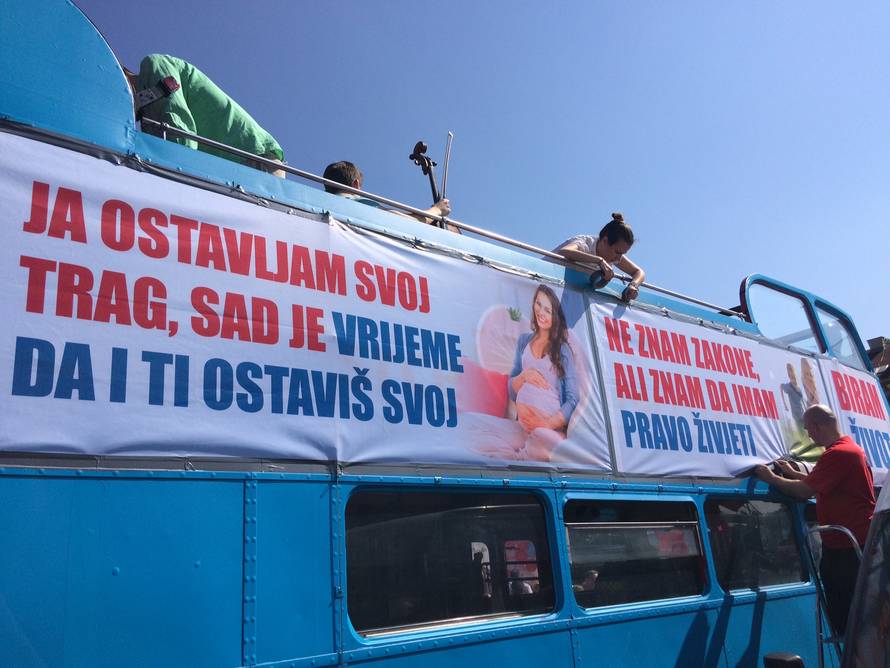 U 'Hodu za život' 7000 ljudi, priveli dvije antiprosvjednice