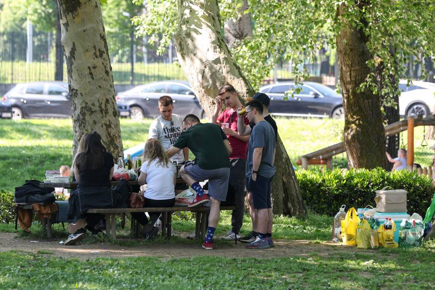 Zagreb: Građani i na Bundeku uz roštilj slave praznik rada 