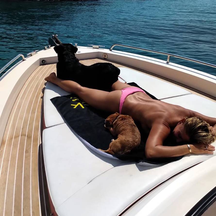 Hrvatska seksi baka u toplesu