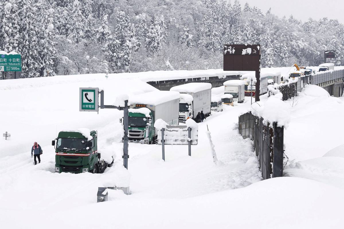 Snježni kaos u Japanu: Stoje već dva dana, zapelo 1000 vozača