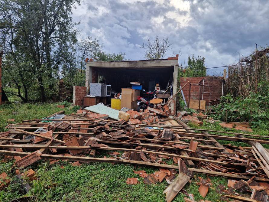 Oluja 'poharala' četiri županije: Mnoge kuće su bez krovova, a neka manja mjesta i bez struje