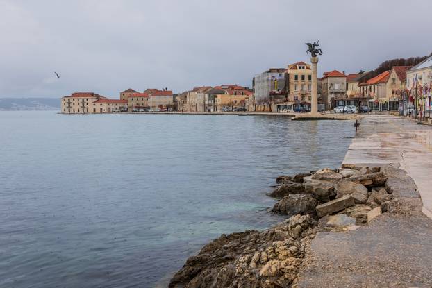Šteta na rivi u Kaštel Starom nakon olujnog nevremena