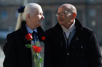 FOTO To mora da je ljubav: Radnik Čistoće za Valentinovo nosio buket cvijeća, ali i ružu