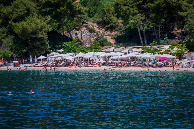 Gužva na splitskoj plaži Kasjuni podno Marjana