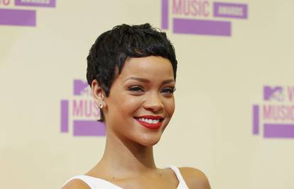 Rihanna šokirala obožavatelje: Dugu kosu sasvim je skratila...