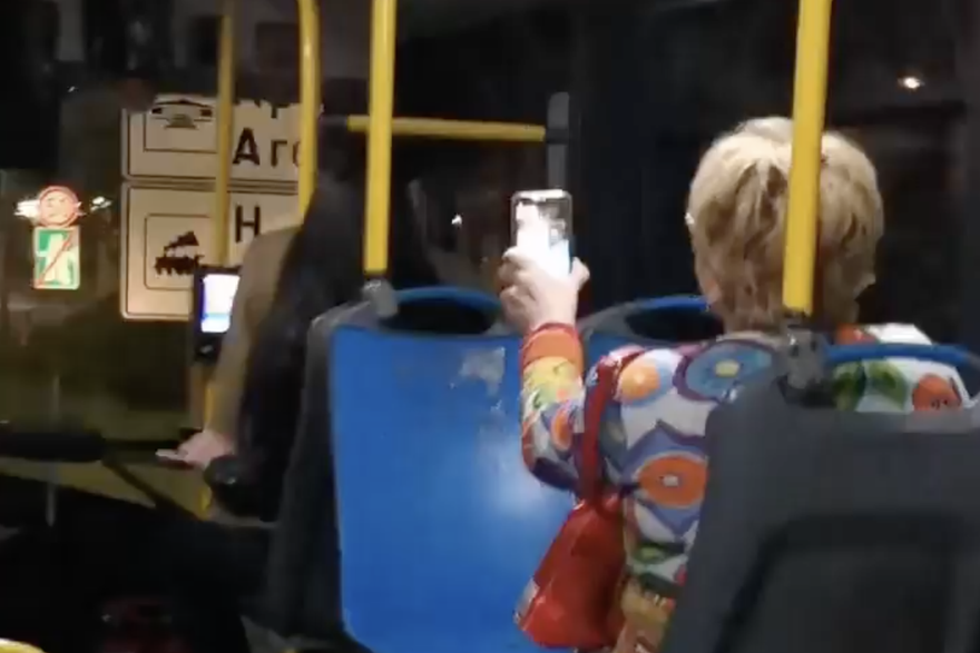 Baka u Beogradu viče na ženu u autobusu