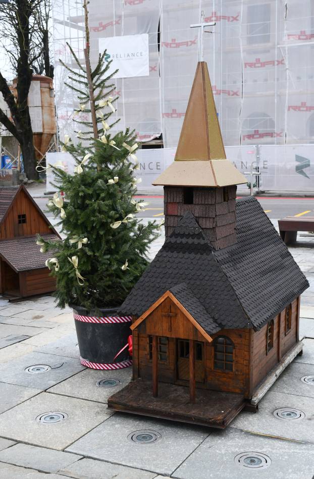 Sisak: Maketa posavskog sela ukrašava prostor kod božićnog drveta