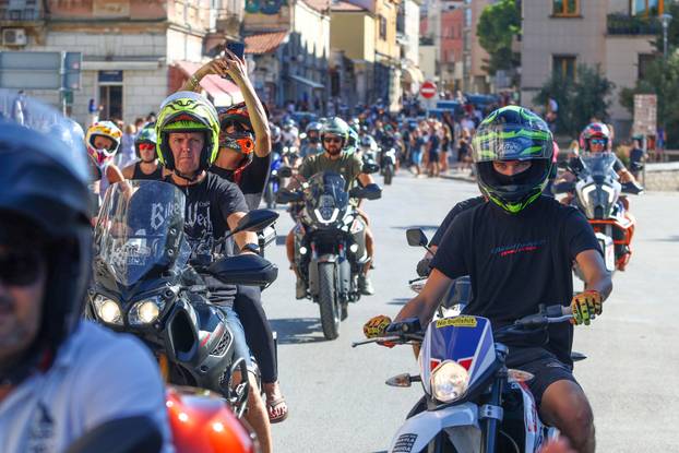 Defile motorista kroz PUlu
