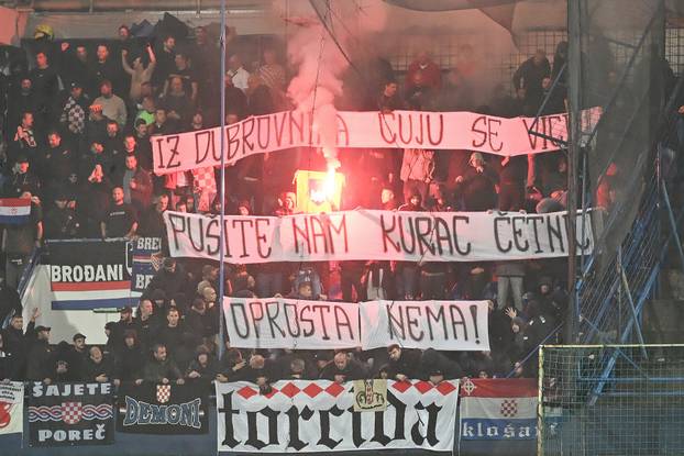 Podgorica: Navijači razvili transparent na tribini